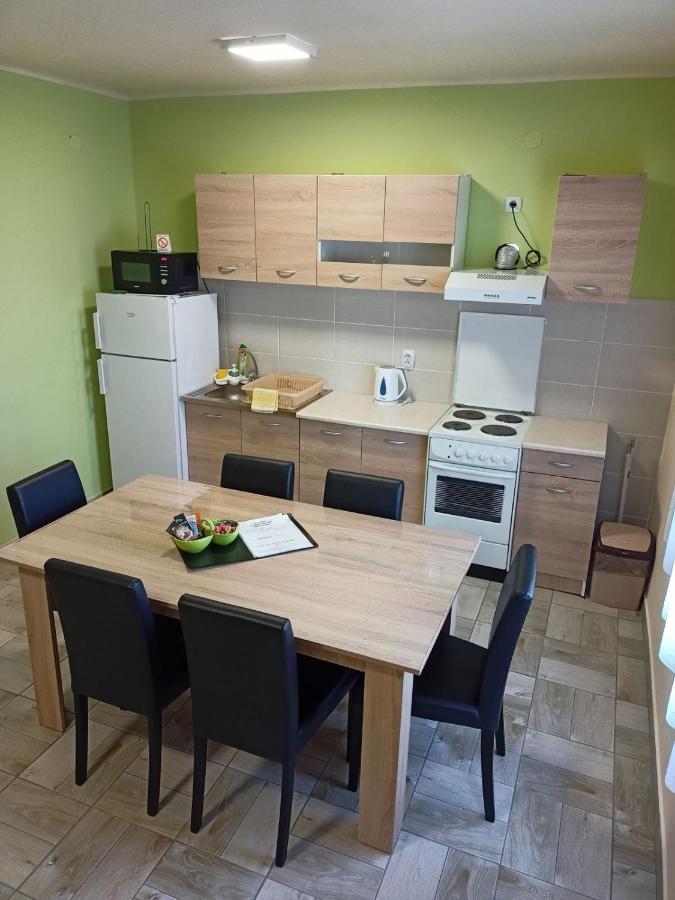Apartman Fiva Apartment Pacir Екстериор снимка