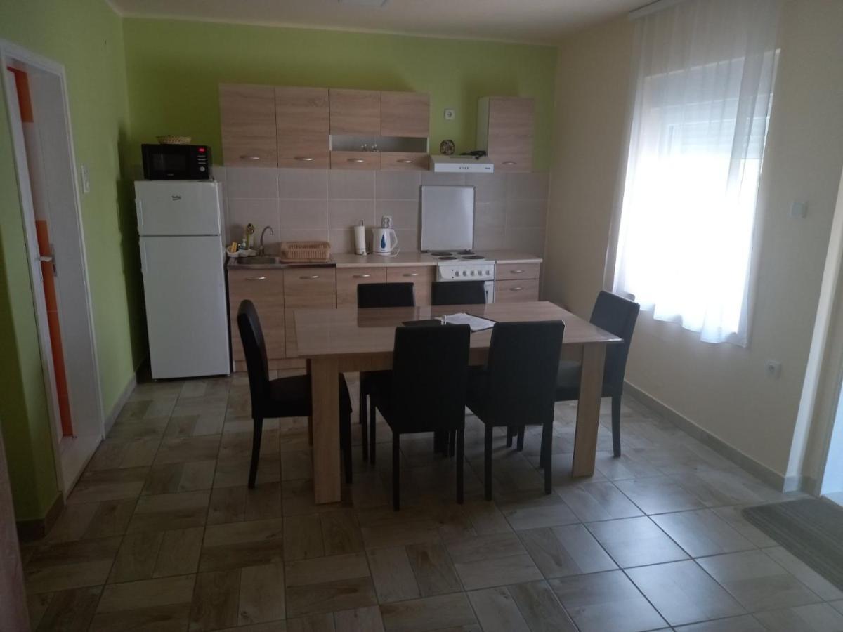 Apartman Fiva Apartment Pacir Екстериор снимка
