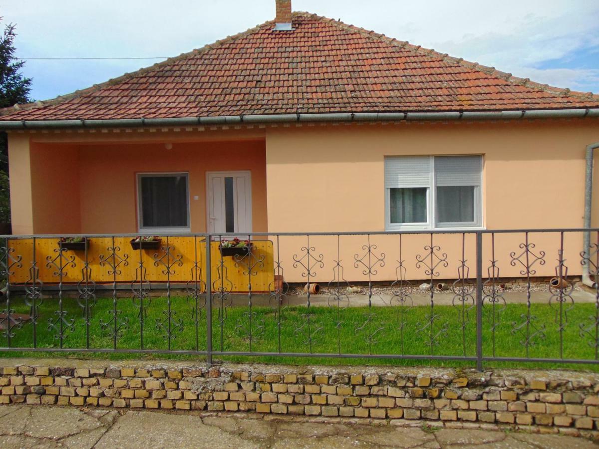 Apartman Fiva Apartment Pacir Екстериор снимка